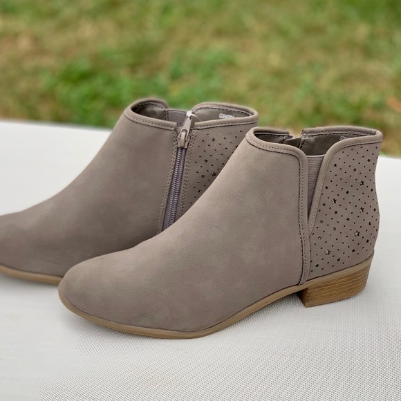 Wonder Nation Star Perforated Girls Ankle Boot New - Picture 8 of 9
